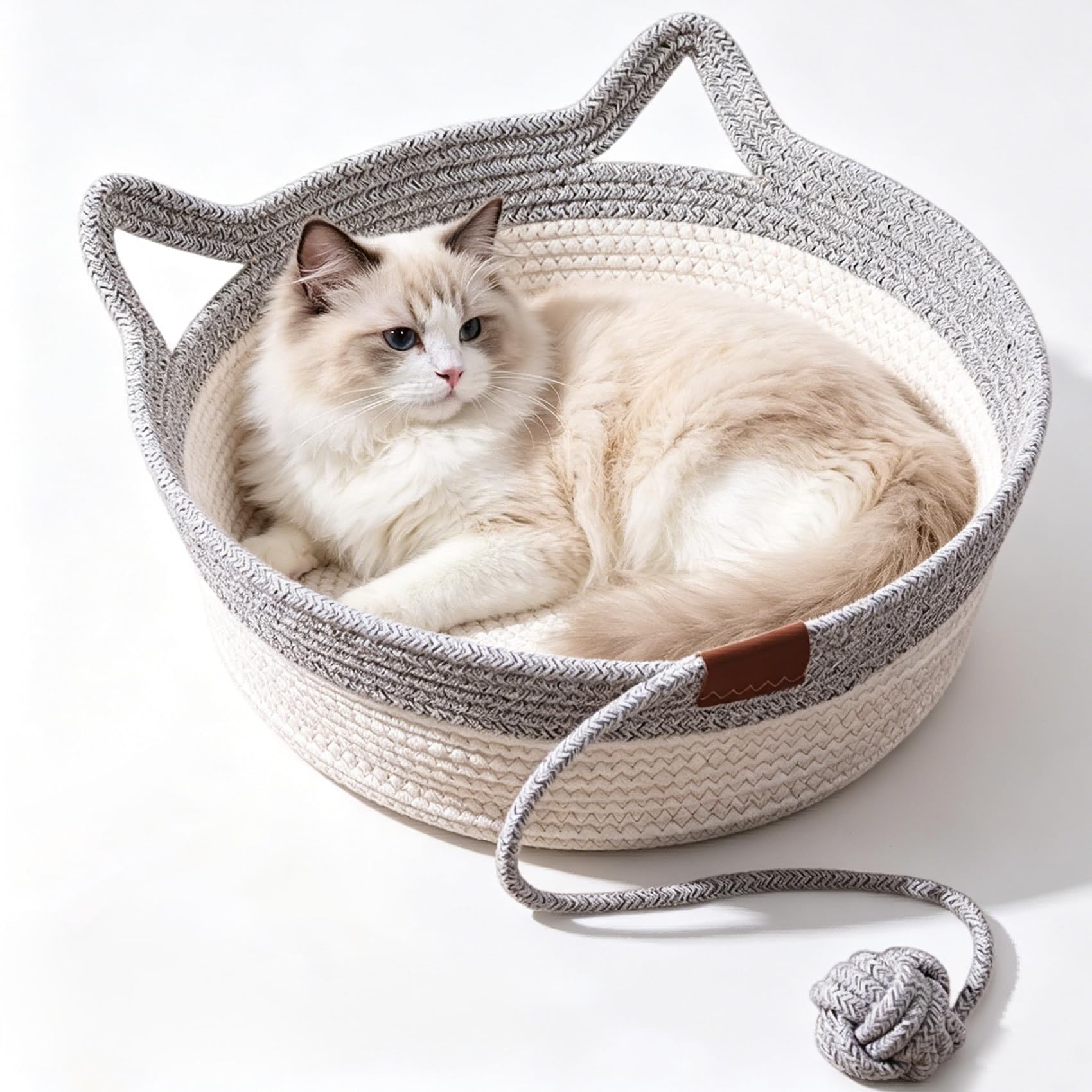 Katt som vilar i en handvävd kattkorg med kattöron